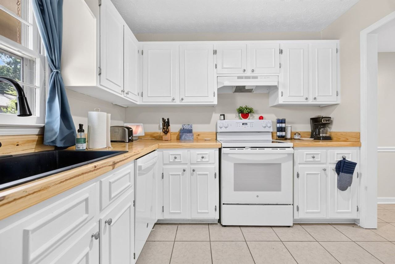 135 Dennis Dr - Photo 2 of 10