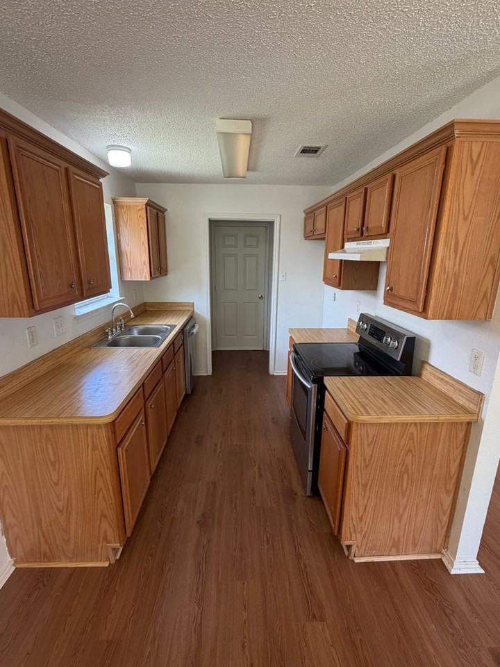 1013 Shadybrook Ln - Photo 3 of 12