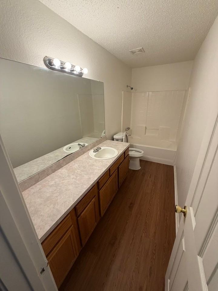 1013 Shadybrook Ln - Photo 5 of 12