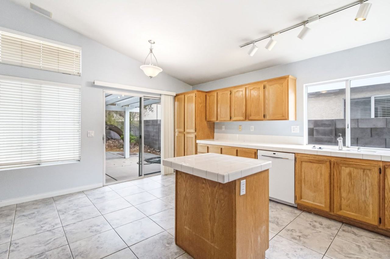 2407 Worchester Rd - Photo 6 of 28