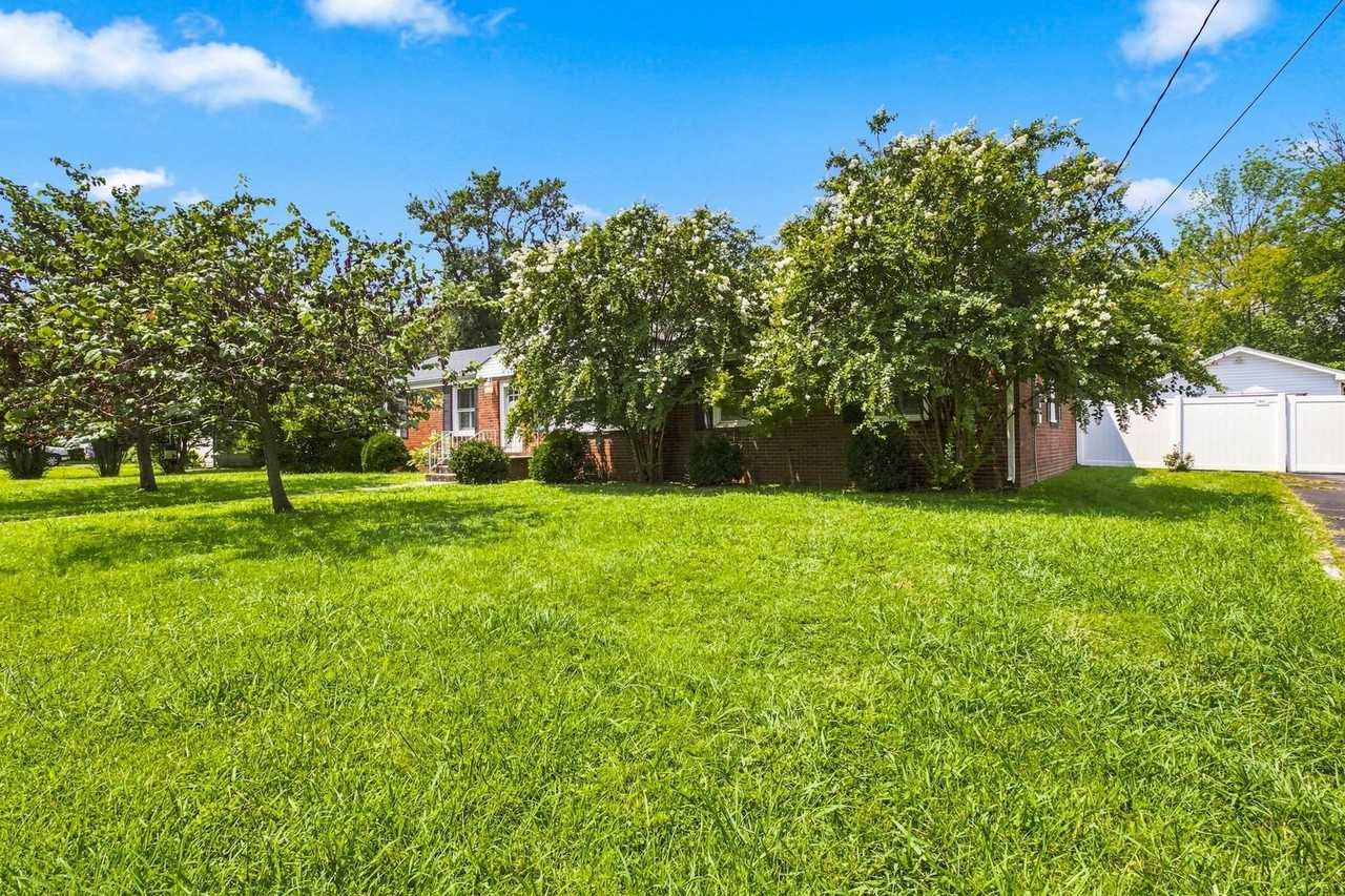 122 Hammond Ave - Photo 3 of 33