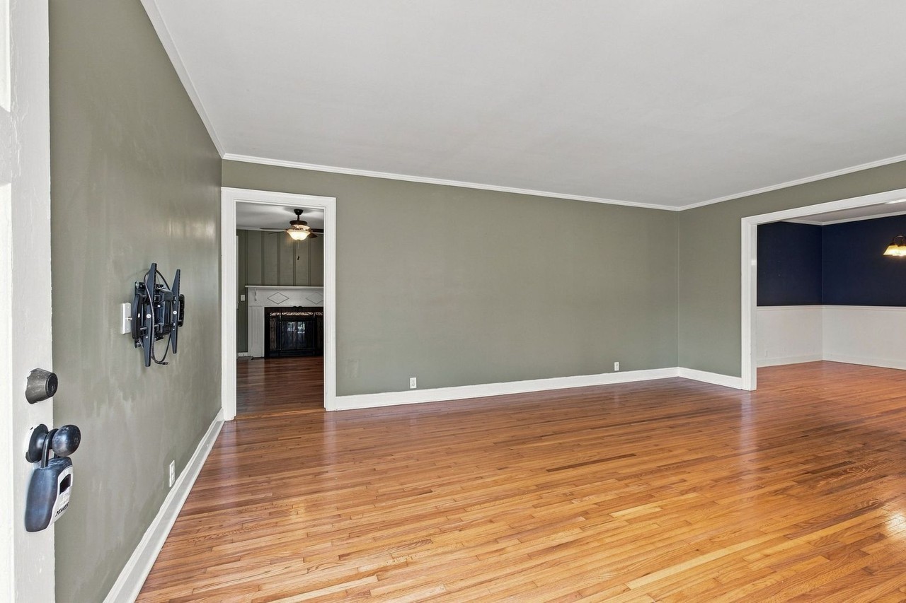 122 Hammond Ave - Photo 5 of 33