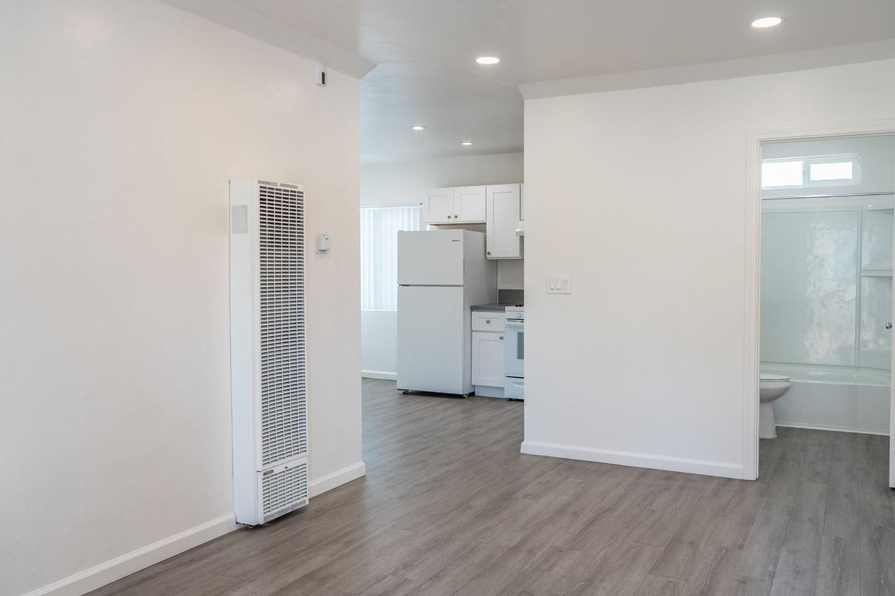 814 4th St - Photo 4 of 13