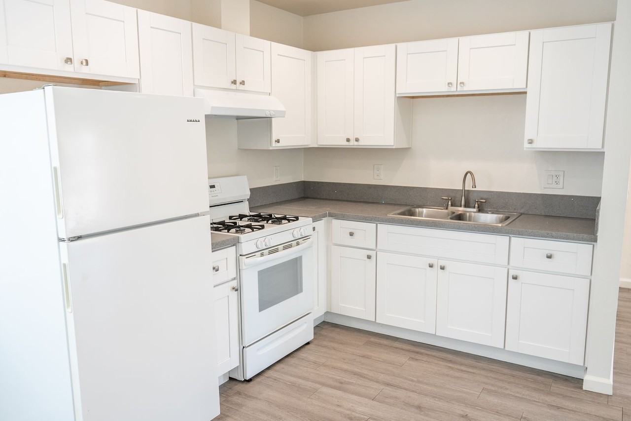 814 4th St - Photo 5 of 13