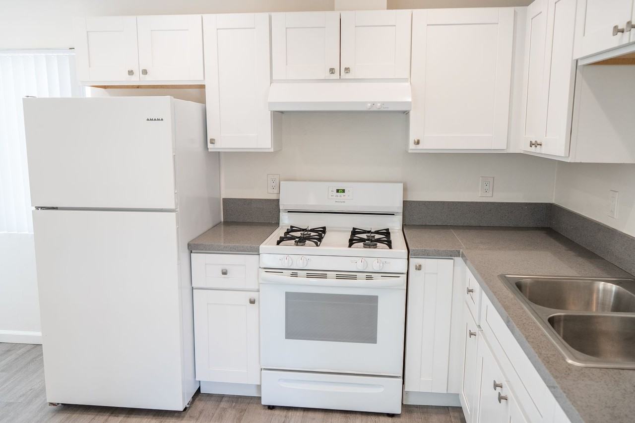 814 4th St - Photo 6 of 13