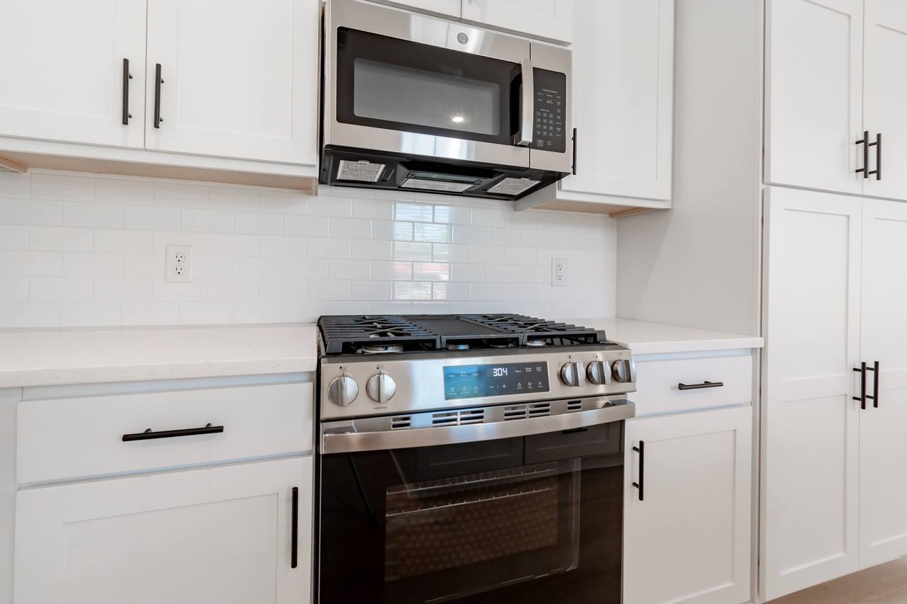 1676 N Leverett Ave #2 - Photo 4 of 23