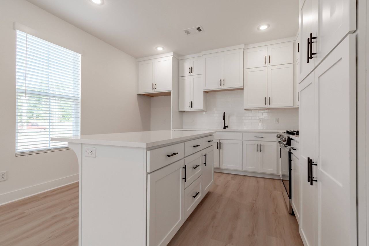 1676 N Leverett Ave #2 - Photo 6 of 23