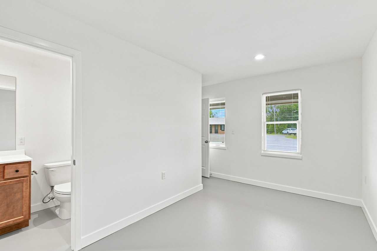 1241 1241 West Ashley RoadUnit 104 #104 - Photo 4 of 10