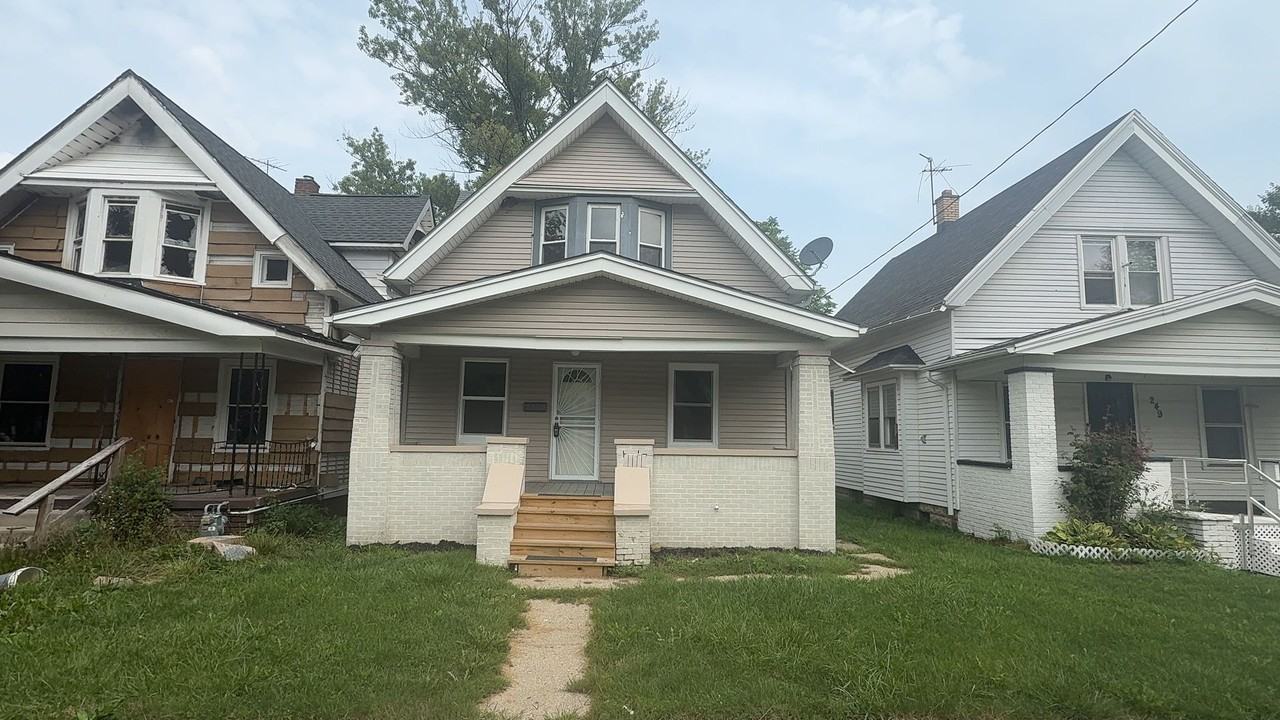 247 E Pearl St - Photo 2 of 23