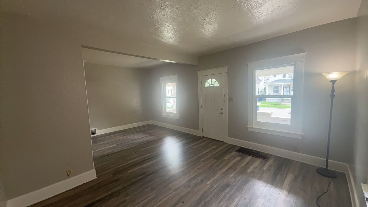 247 E Pearl St - Photo 4 of 23
