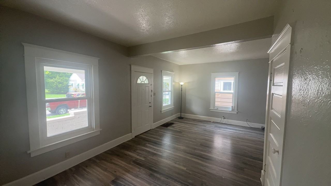 247 E Pearl St - Photo 5 of 23
