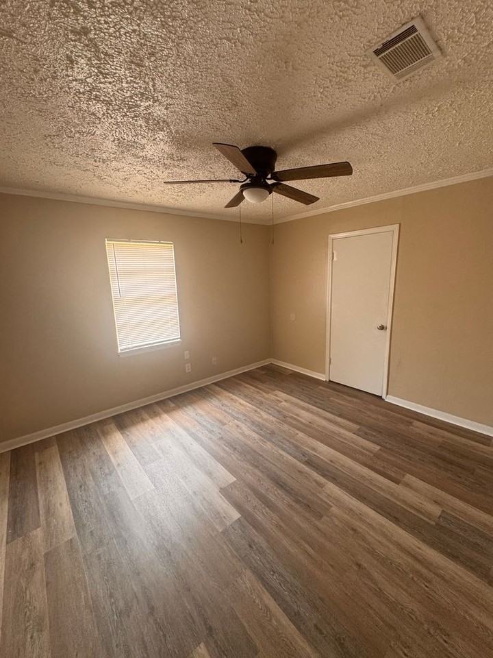 2306 Center Dr - Photo 2 of 13