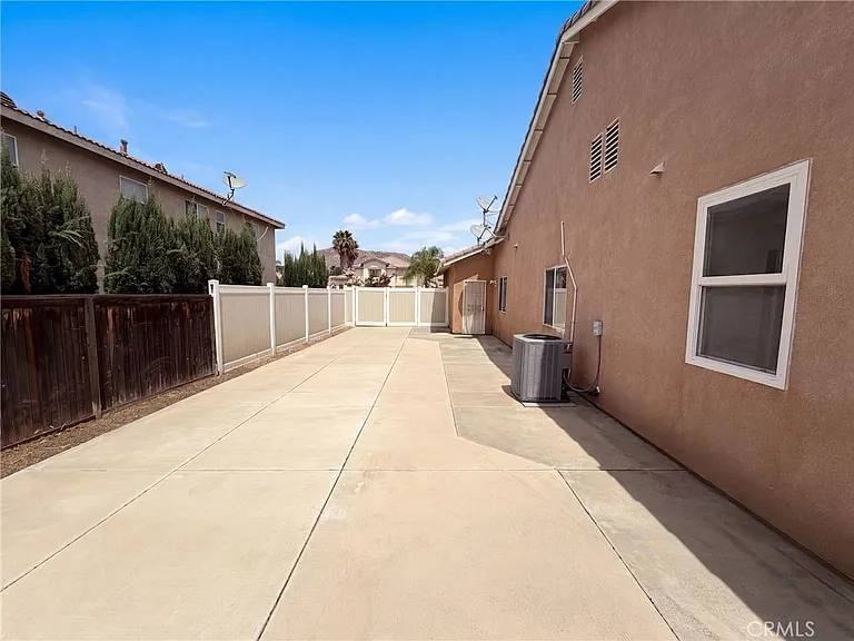 26208 Tasman Street #B - Photo 5 of 14