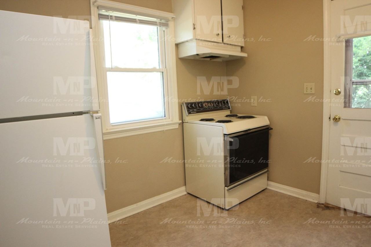 230 N Whitcomb St - Photo 4 of 12