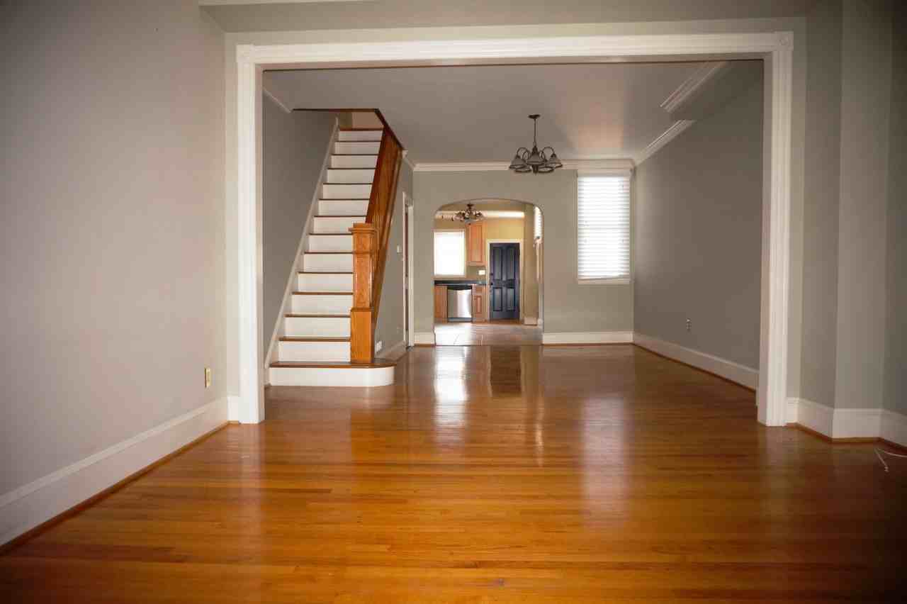 1110 S Bouldin St - Photo 3 of 20