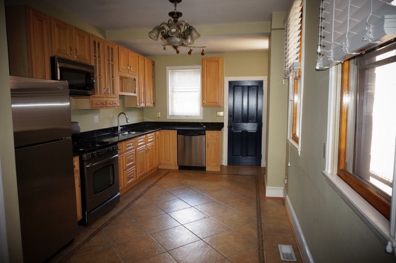 1110 S Bouldin St - Photo 5 of 20