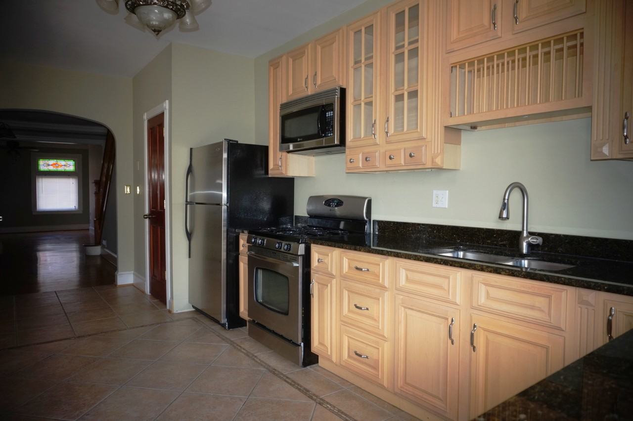 1110 S Bouldin St - Photo 6 of 20