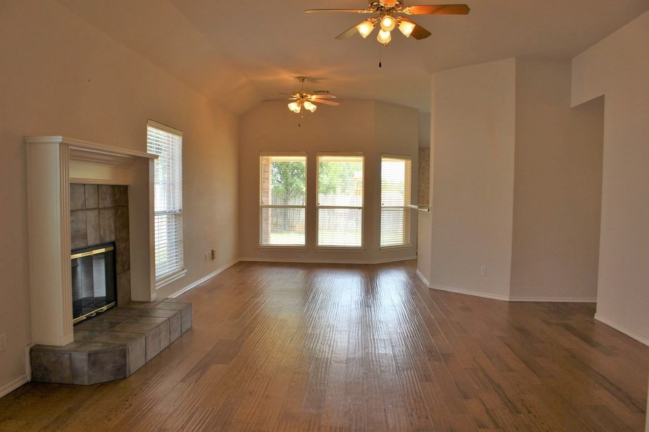 1913 Del Simmons Dr - Photo 2 of 14