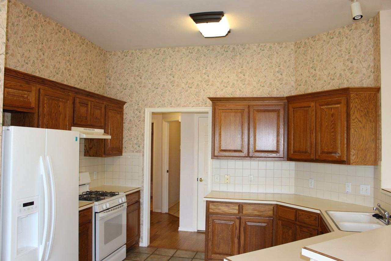 1913 Del Simmons Dr - Photo 3 of 14