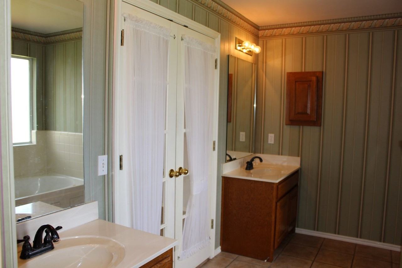 1913 Del Simmons Dr - Photo 7 of 14