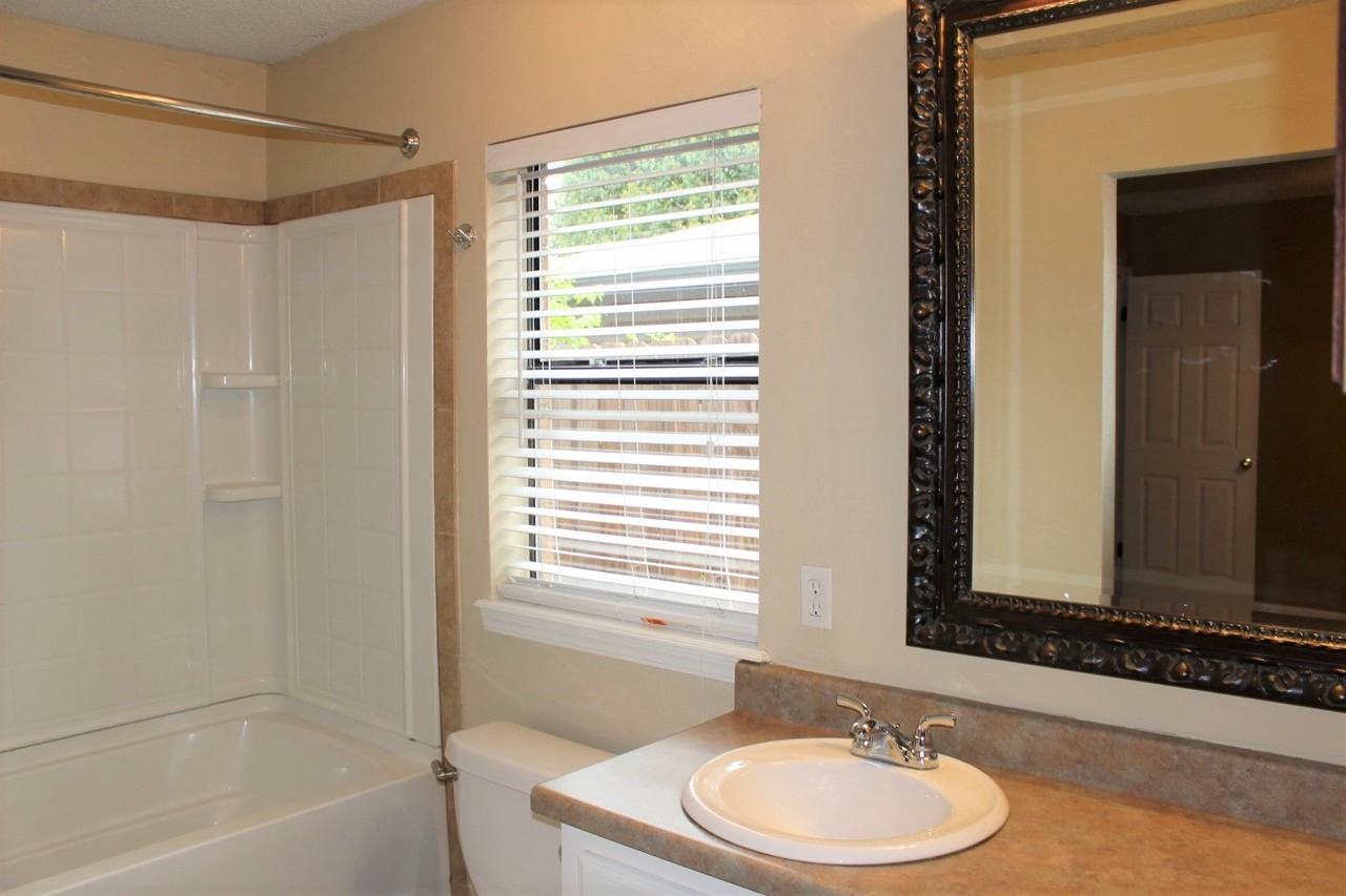 814 Hawthorne Pl - Photo 6 of 9