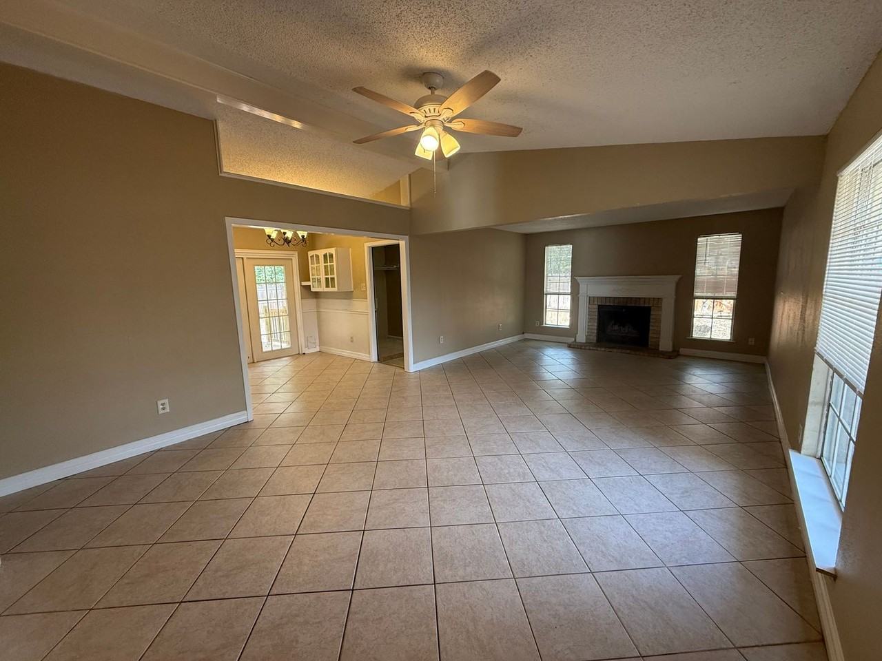 1510 Glen Burnie Dr - Photo 2 of 12