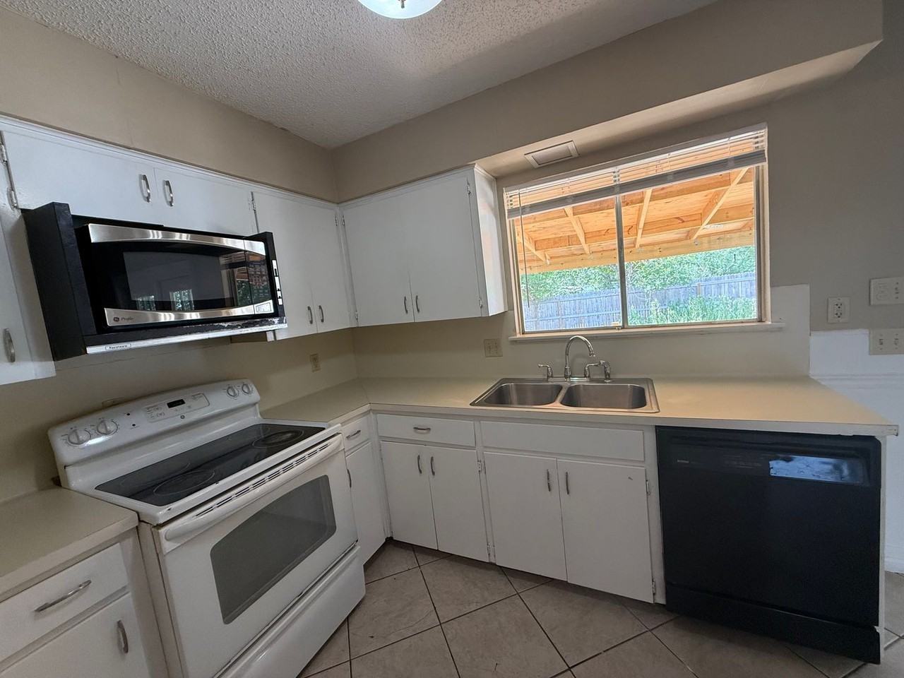 1510 Glen Burnie Dr - Photo 3 of 12