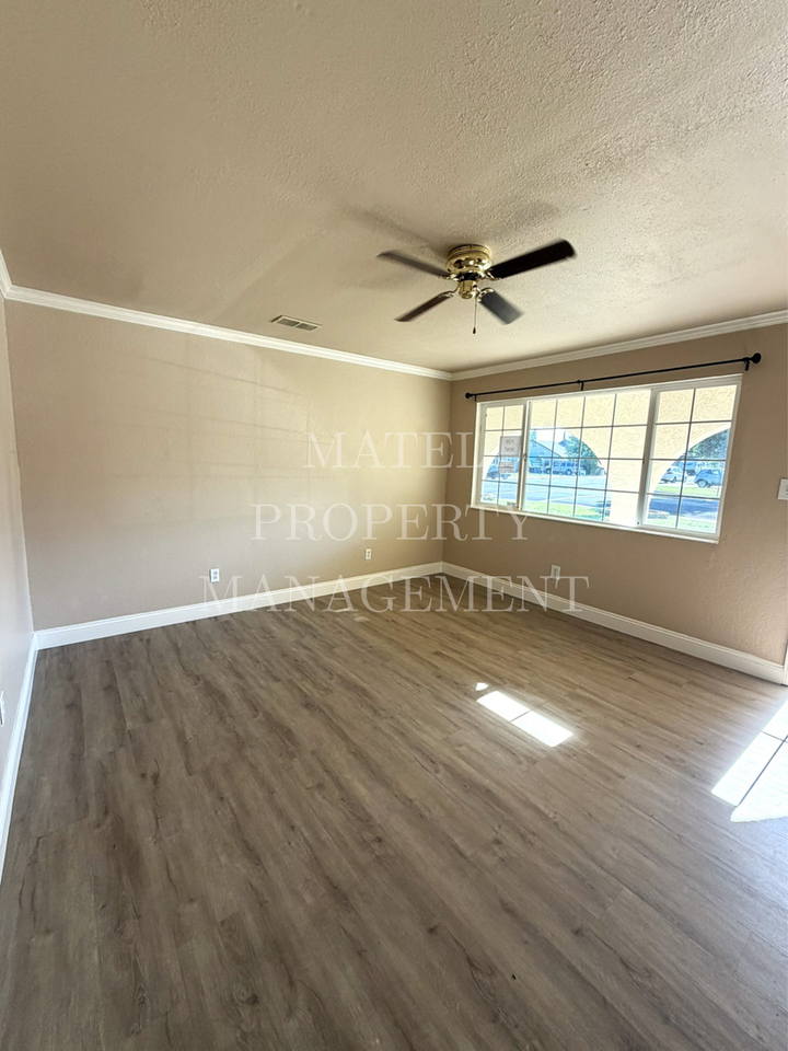 227 Becky Way - Photo 3 of 16