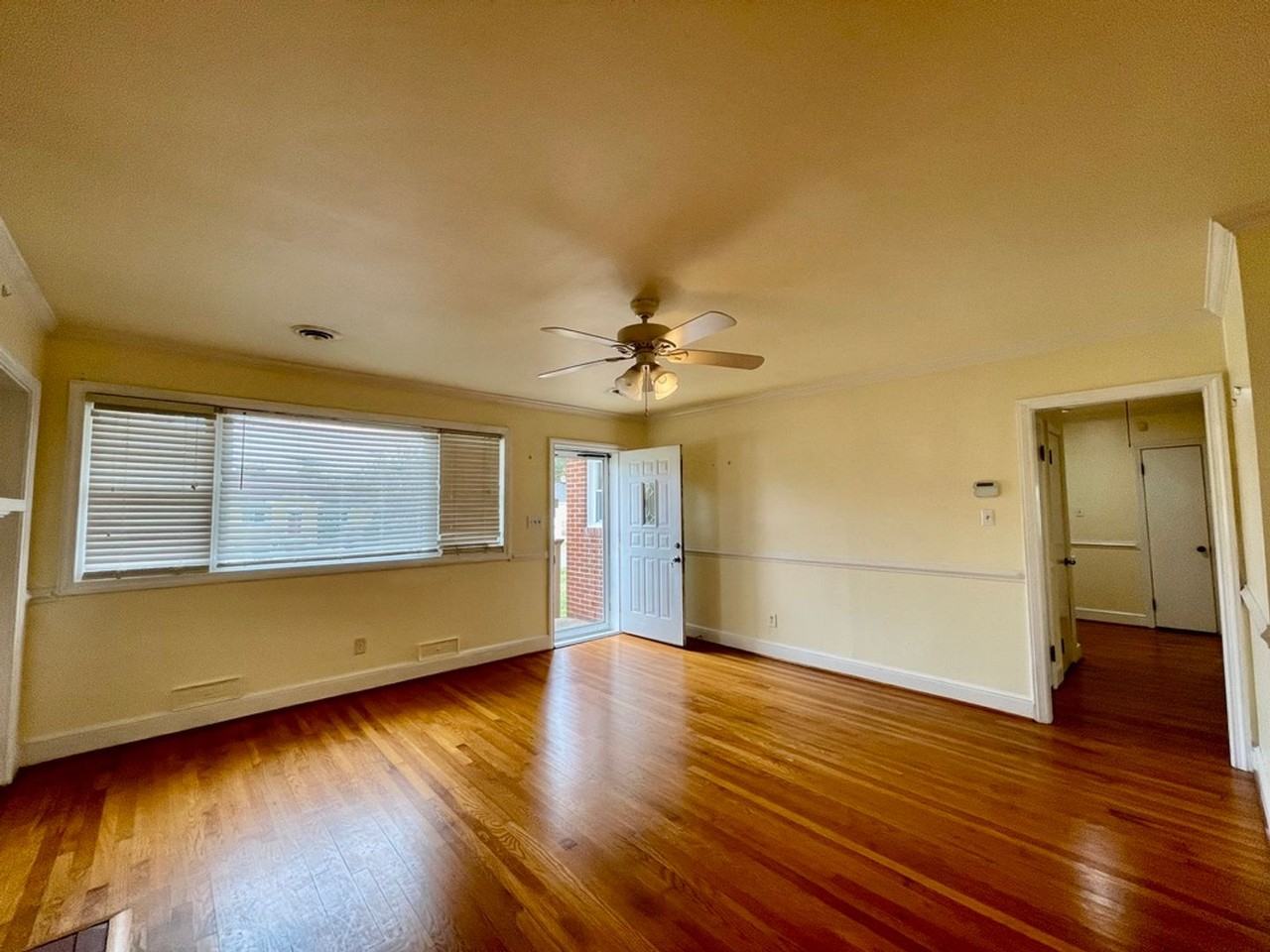 1109 Smithfield Ave - Photo 5 of 35