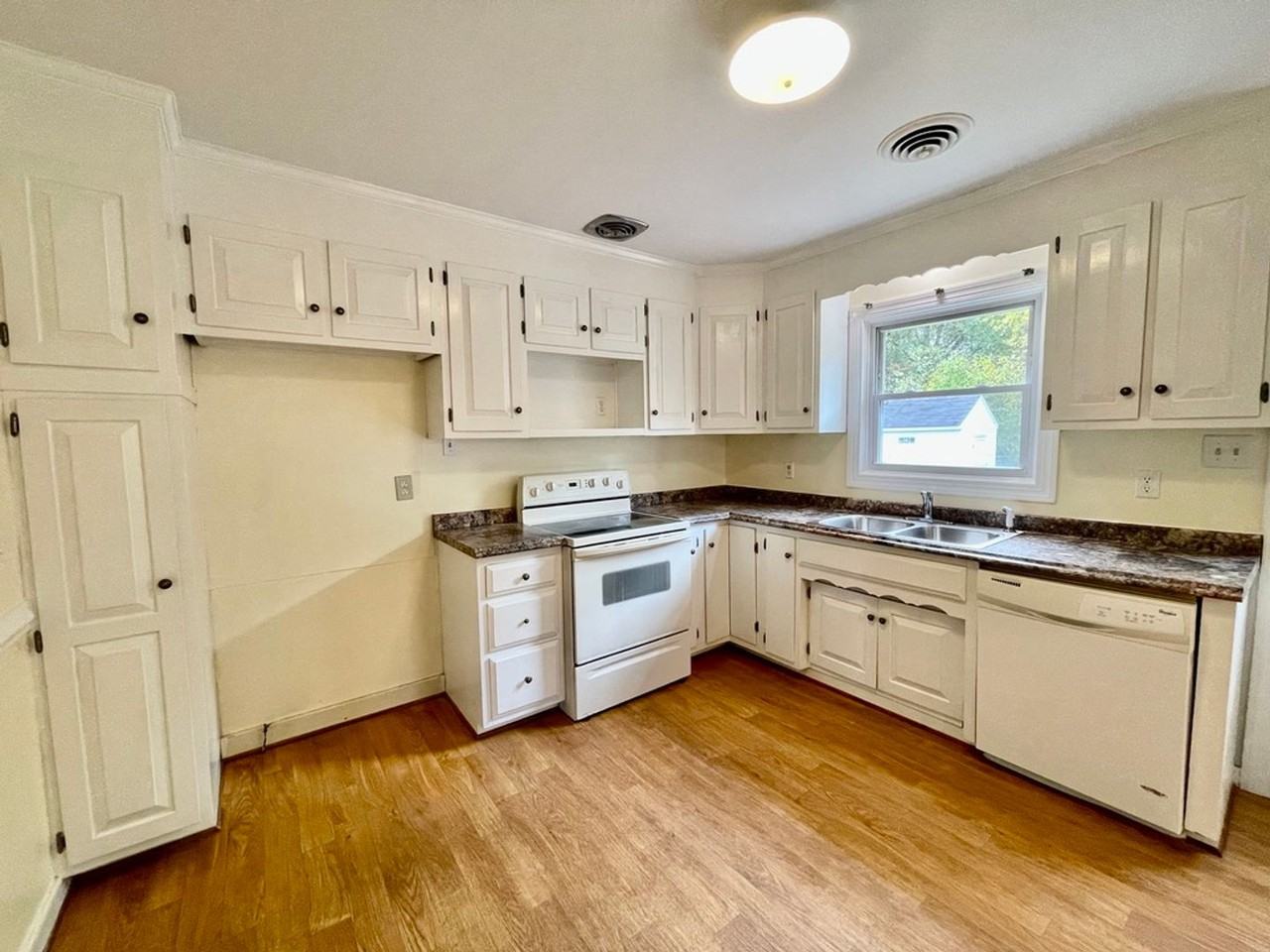 1109 Smithfield Ave - Photo 6 of 35