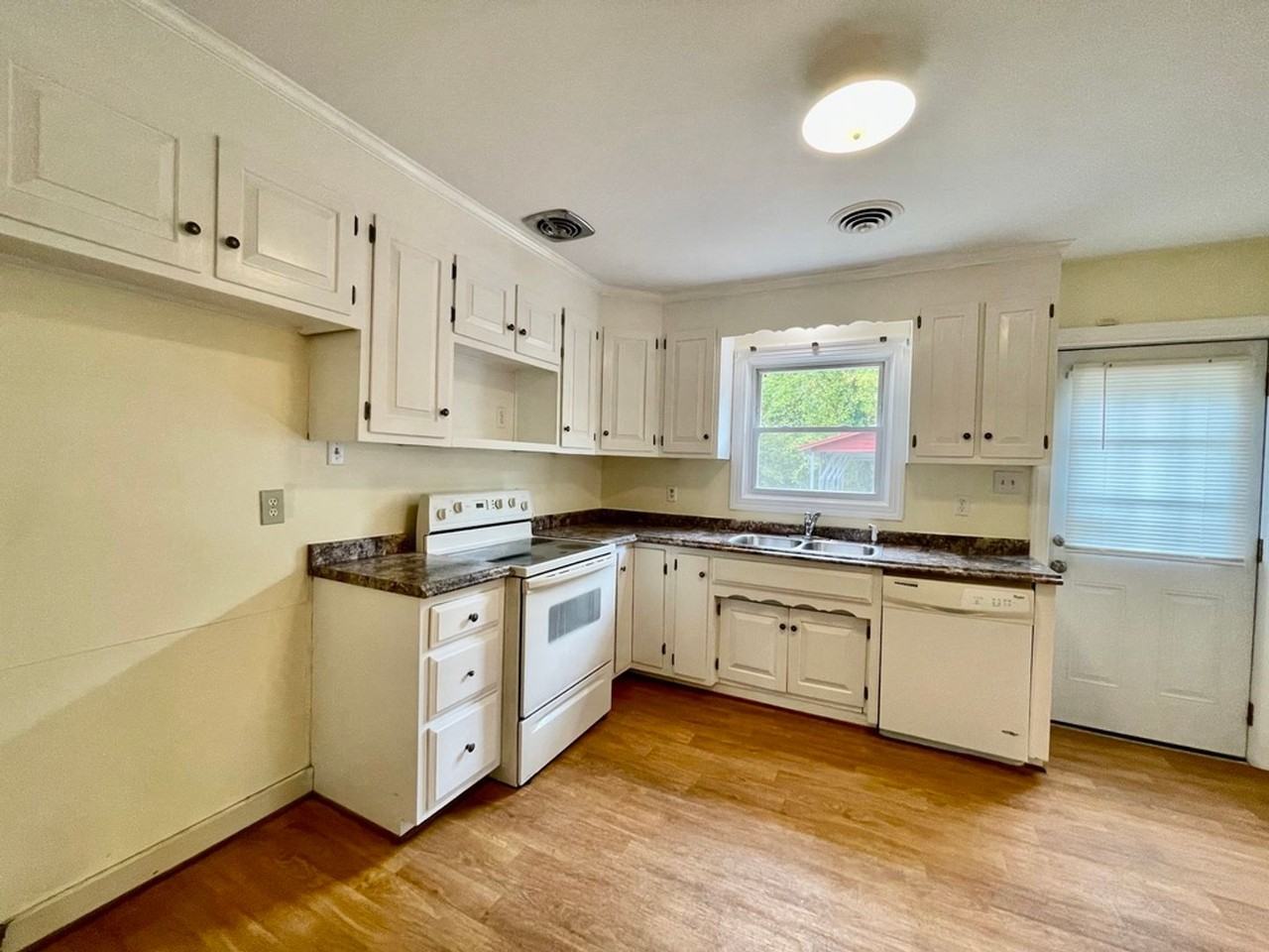 1109 Smithfield Ave - Photo 7 of 35