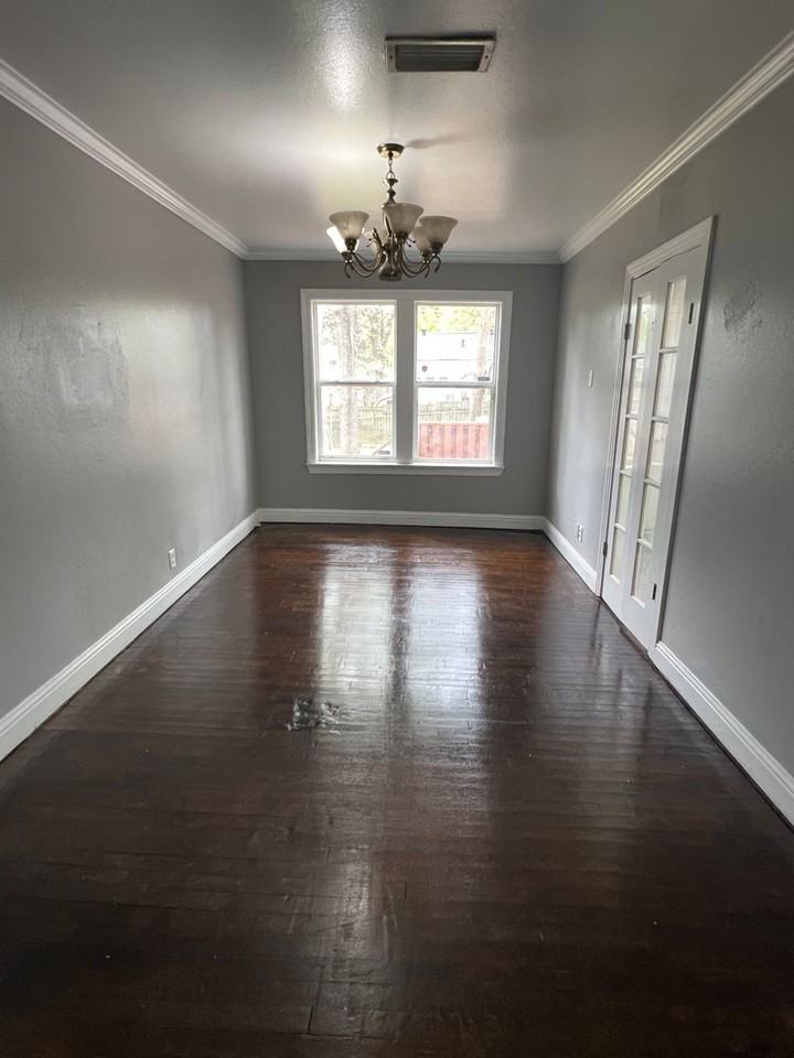 231 E Wyandotte St - Photo 4 of 11