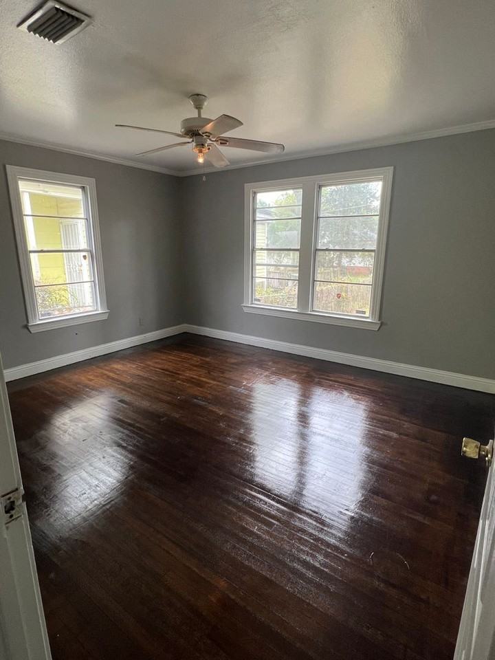 231 E Wyandotte St - Photo 5 of 11