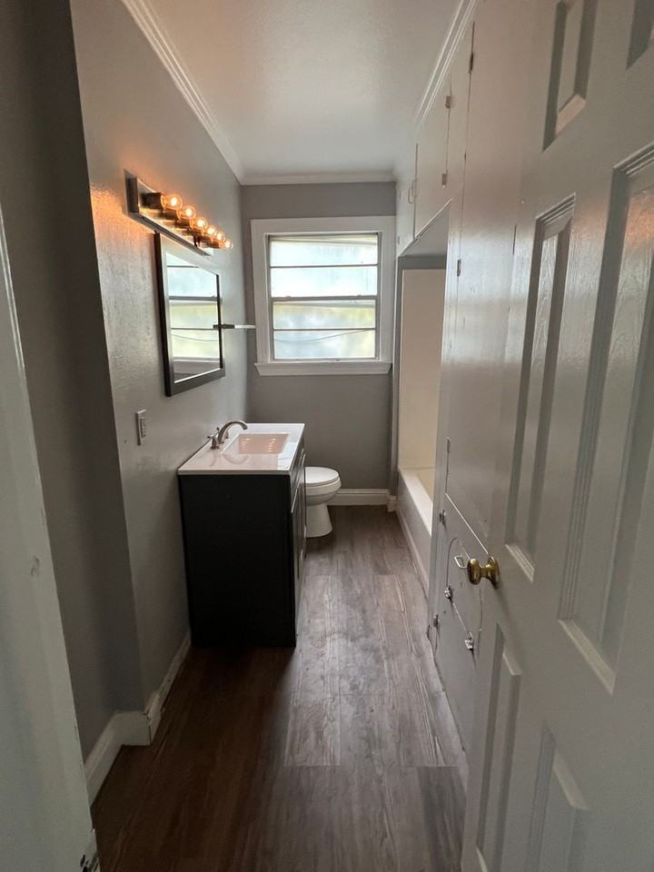 231 E Wyandotte St - Photo 7 of 11