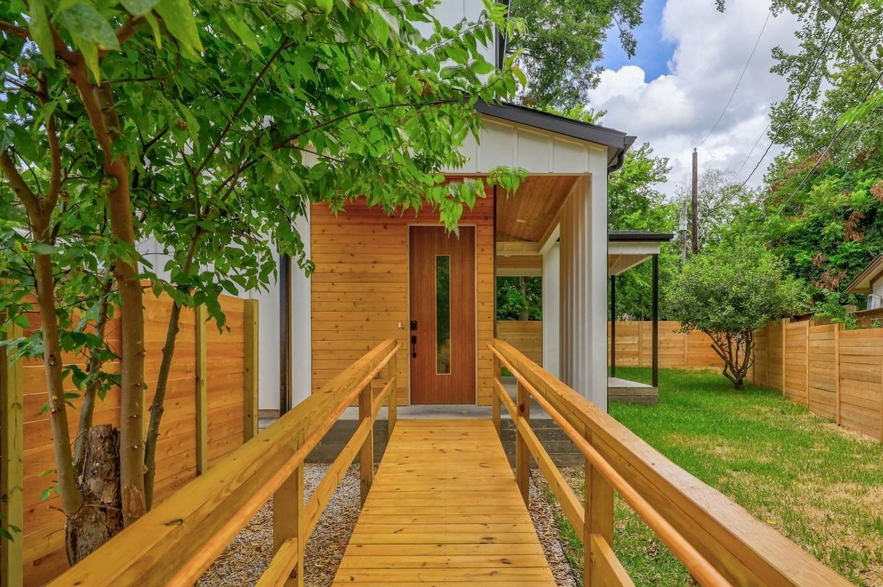 2104 Columbia Cv #B - Photo 2 of 24