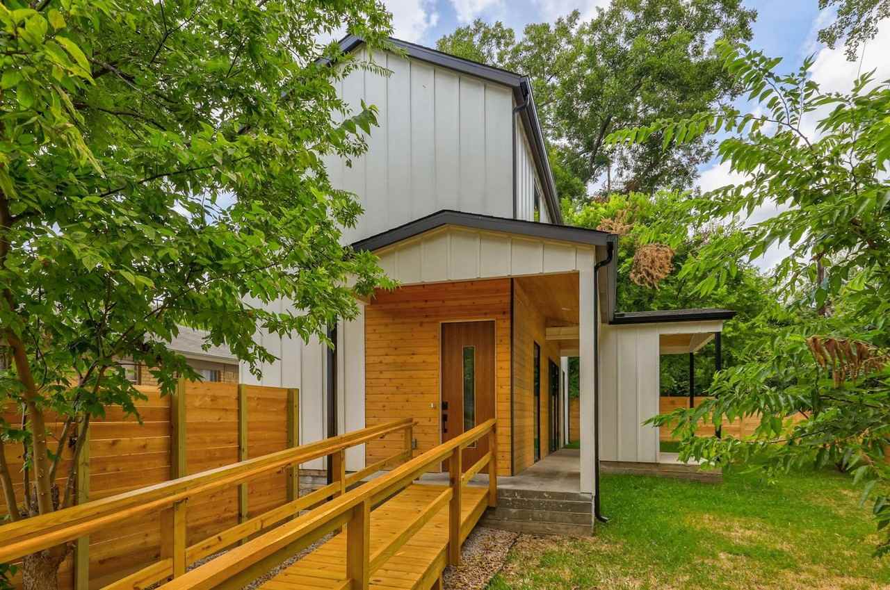 2104 Columbia Cv #B - Photo 3 of 24