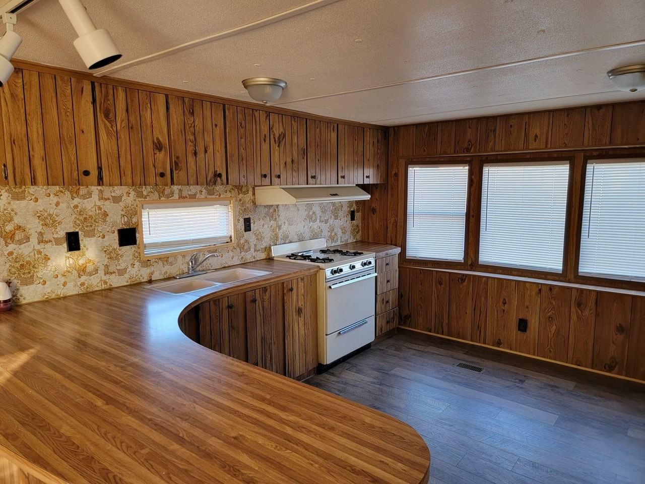 1692 Williams Dr - Photo 3 of 12