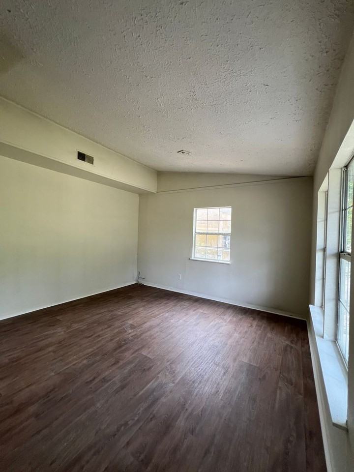 906 Kings Rd - Photo 3 of 7