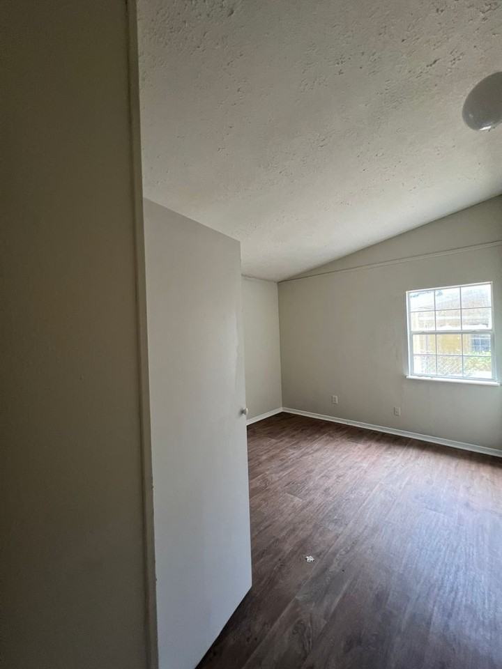906 Kings Rd - Photo 4 of 7