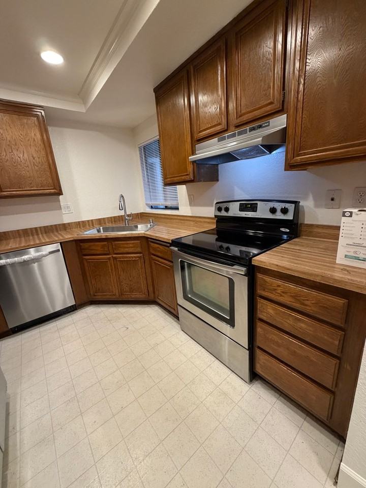 1665 Braddock Ct - Photo 2 of 15