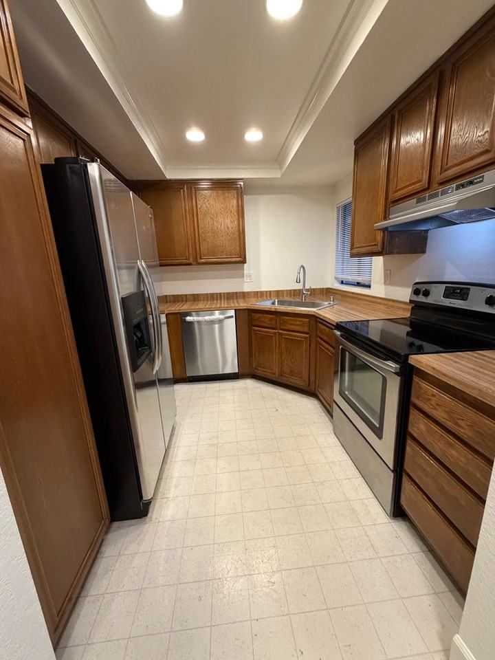 1665 Braddock Ct - Photo 3 of 15