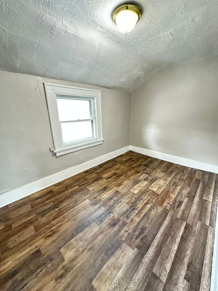 1007 Brownell Ave - Photo 6 of 8