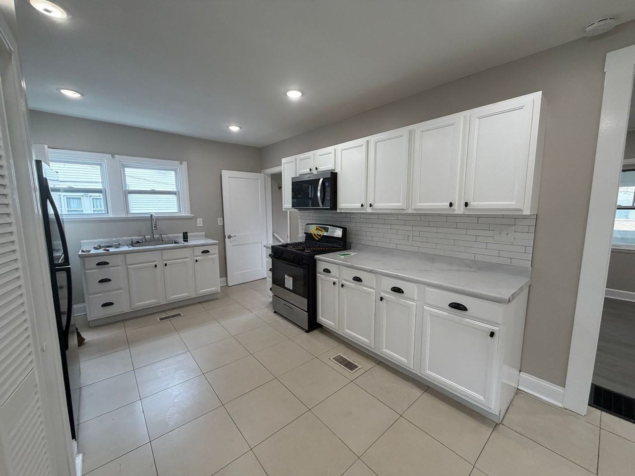 445 W 25th St - Photo 3 of 14