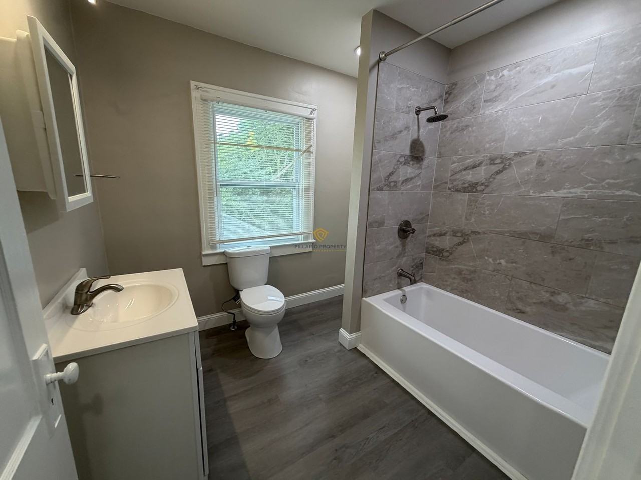 445 W 25th St - Photo 5 of 14