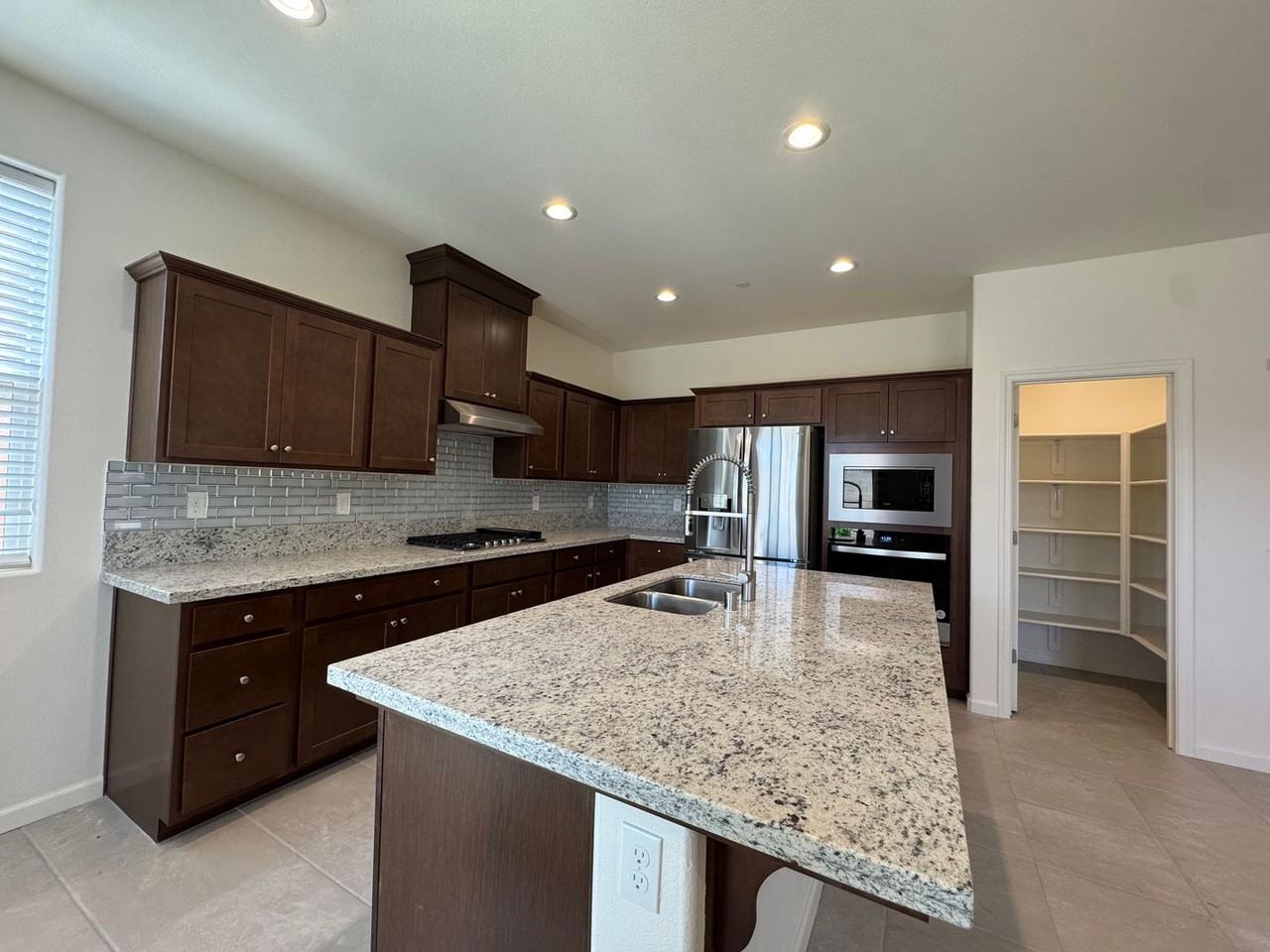 1267 Las Rosas Ave - Photo 7 of 23
