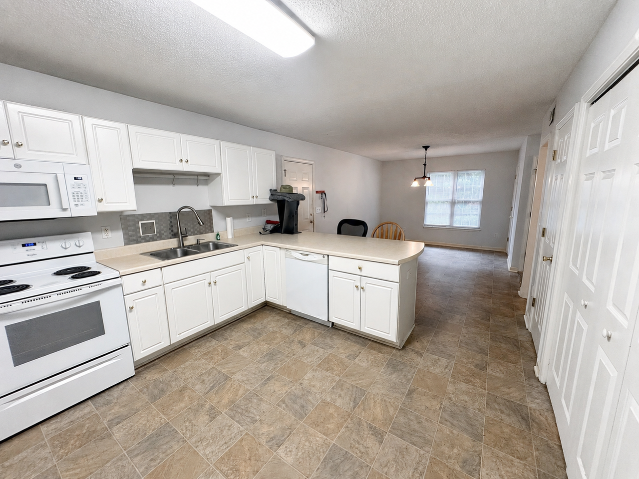 303 Berkeley Dr - Photo 4 of 13