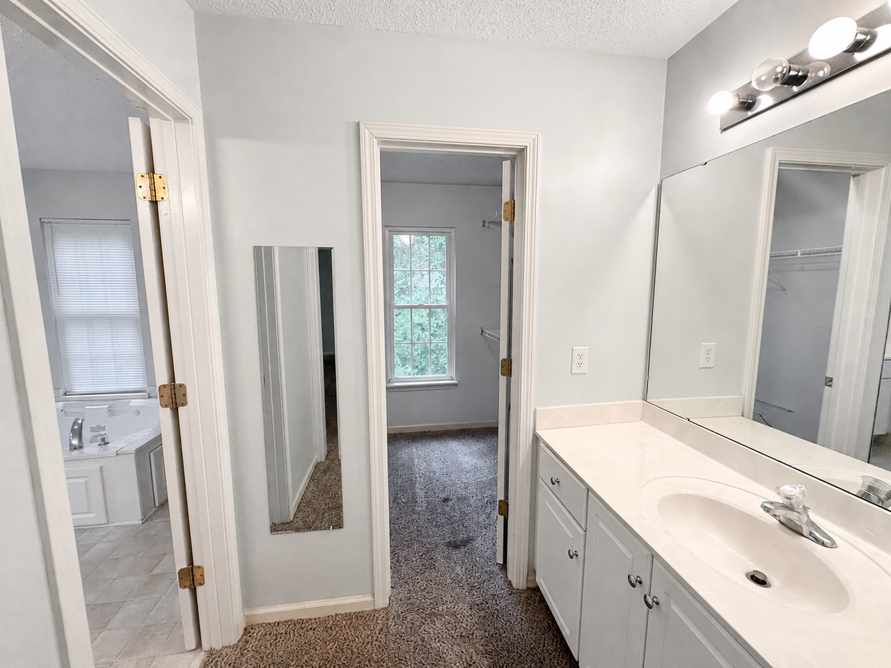303 Berkeley Dr - Photo 6 of 13