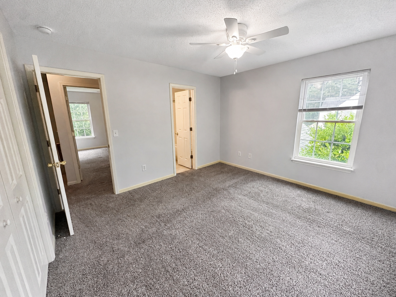 303 Berkeley Dr - Photo 7 of 13