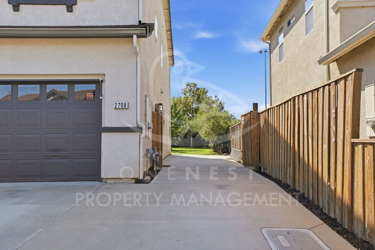 2708 Woodfield Way - Photo 4 of 43