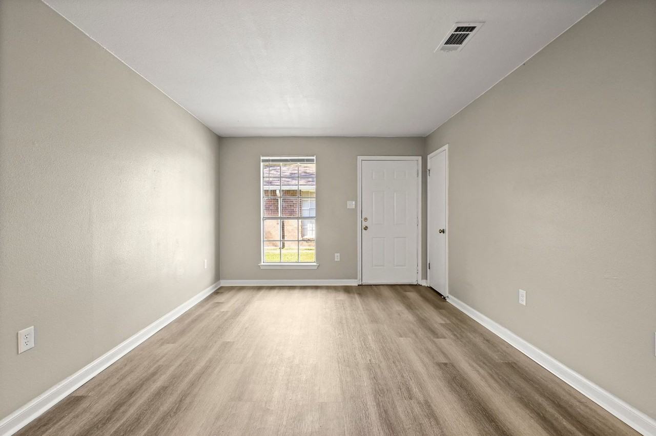 12027 Roddy Rd - Photo 3 of 10
